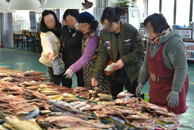 지난달 전남 여수수산시장에서 시민들이 수산물을 구매하고 있다. 뉴스1