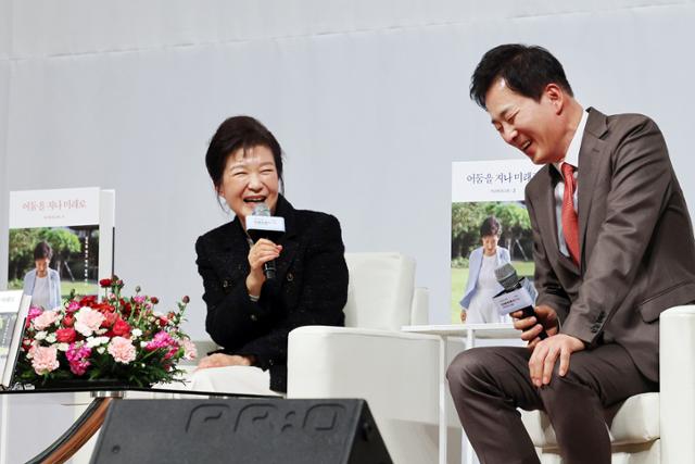 박근혜(왼쪽) 전 대통령이 지난달 5일 대구 수성구 만촌동 인터불고호텔에서 열린 박근혜 회고록 출간기념 저자와의 대화에서 유영하 변호사의 발언을 들으며 활짝 웃고 있다. 뉴스1