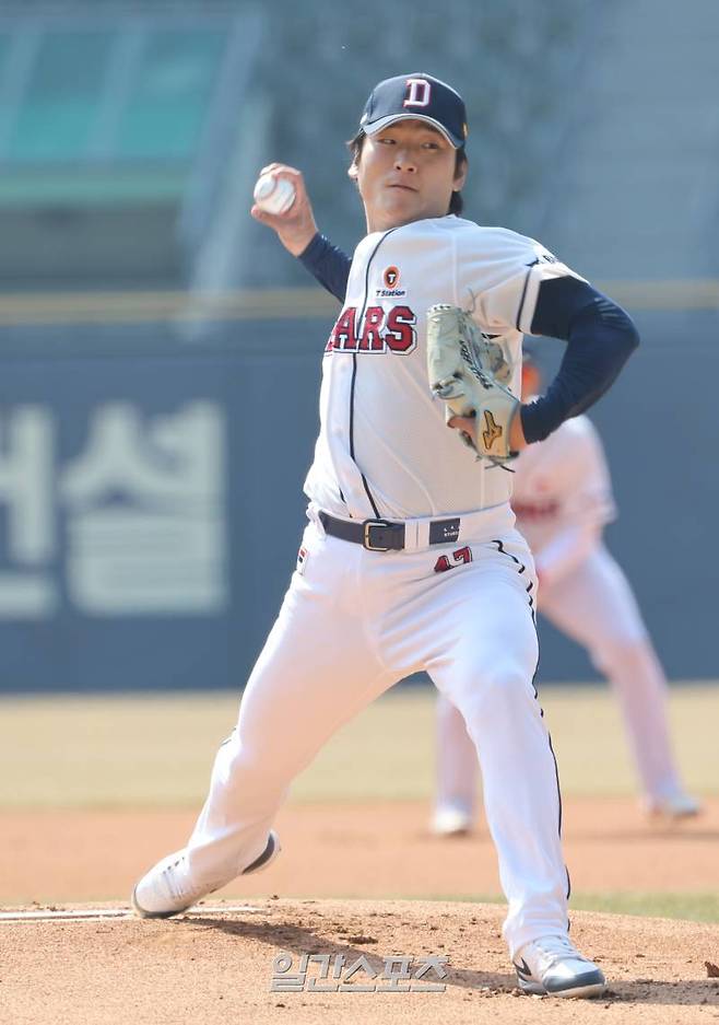 14일 오후 서울 잠실야구장에서 열린 KIA와 두산의 프로야구 시범경기. 두산 선발 곽빈이 역투하고 있다. 잠실=정시종 기자 capa@edaily.co.kr