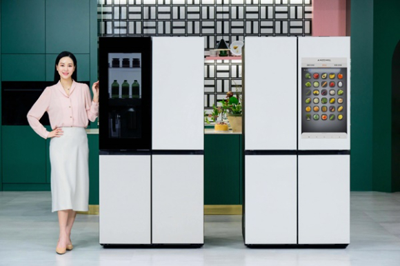삼성전자 모델이 2024년형 '비스포크 냉장고' 신제품을 소개하는 모습. [사진=삼성전자]