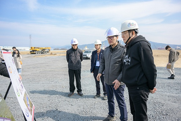 노관규 순천시장(오른쪽)이 14일 (주)롯데케미칼 공장 현장을 둘러보고 있다  [사진=순천시]