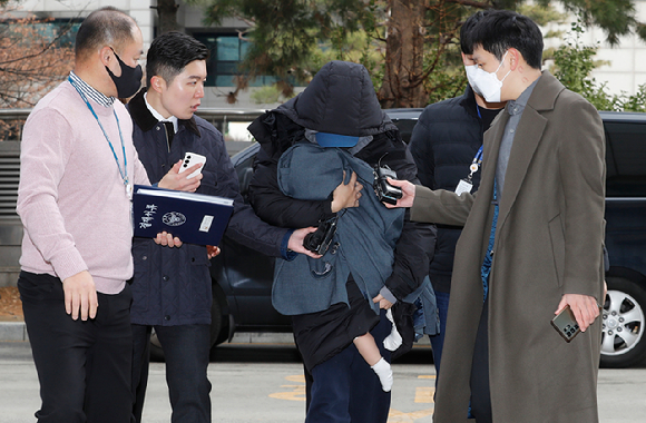 배우 고(故) 이선균(48) 씨를 협박해 금품을 갈취한 혐의로 사전 구속영장이 청구된 20대 여성 A씨가 지난해 12월 28일 오후 인천 미추홀구 인천지법에서 구속 전 피의자 심문(영장실질심사)에 출석하기 위해 이동하고 있다. [사진=뉴시스]