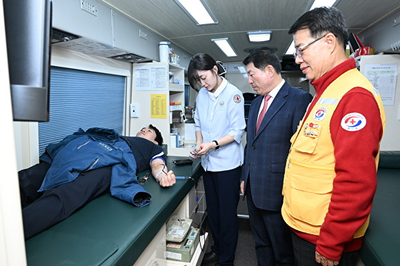 지난 13일 백경현 구리시장과 시 공직자들이 헌혈에 동참하고 있다. [사진=구리시]