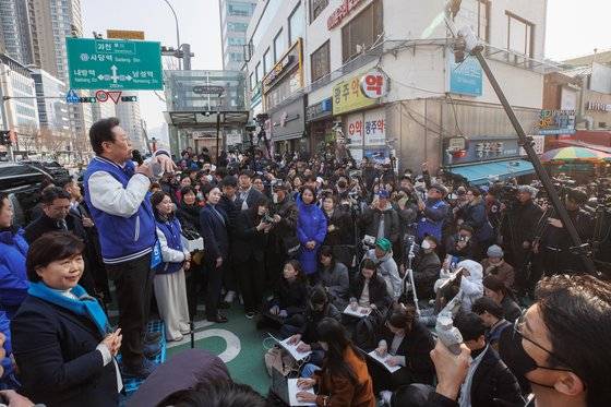 이재명 더불어민주당 대표가 지난 13일 서울 동작을에 출마하는 류삼영 후보와 함께 남성사계시장을 방문, 시민들에게 인사를 하고 있다. 연합뉴스