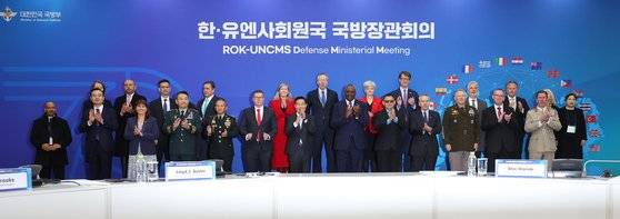 신원식 국방부 장관과 로이드 오스틴 미국 국방장관이 지난해 11월 14일 오전 서울 용산구 국방부 대회의실에서 열린 한·유엔사회원국 국방장관회의에서 각국 참석자들과 기념촬영을 하고 있다. [사진공동취재단]