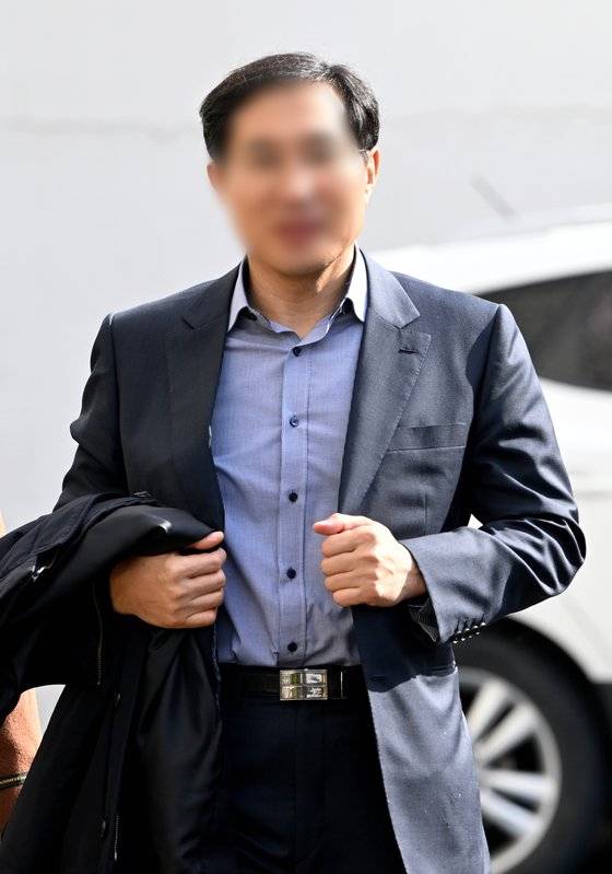 서울경찰청 수사부장 출신 변호사 B씨는 '검경 사건 브로커로'부터 금품을 받아 수사에 개입했다는 혐의로 구속 기소됐다. 지난해 11월 광주지방법원에서 영장실질심사를 받기 위해 법원으로 들어서고 있는 모습. 뉴시스