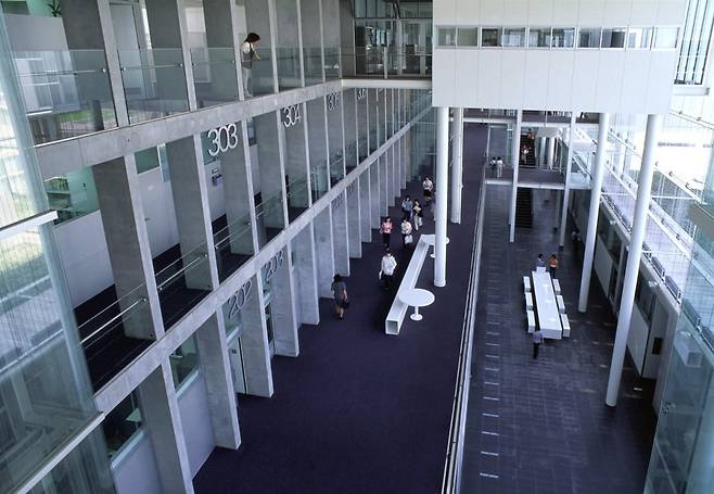 사이타마현립대 캠퍼스. '학과 간 장벽'을 허물기 위해 주요 공간을 유리로 만들었다. /프리츠커상 홈페이지