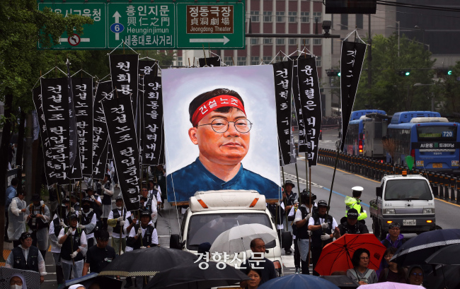 민주노총 건설노조 간부 양회동씨(50)의 발인이 엄수된 지난해 6월21일 서울 종로구 신문로에서 고인의 운구행렬이 노제 장소인 경찰청으로 향하고 있다. 서성일 선임기자