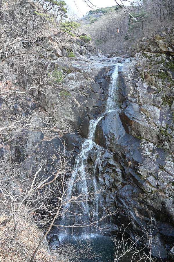 20m 높이 용연폭포.