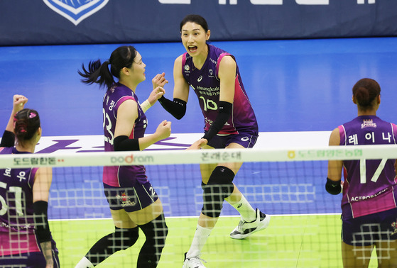 Heungkuk Life Insurance Pink Spiders' Kim Yeon-koung, second from right, celebrates during a V League game against Suwon Hyundai Engineering & Construction Hillstate at Suwon Gymnasium in Suwon, Gyeonggi on Tuesday. [YONHAP]