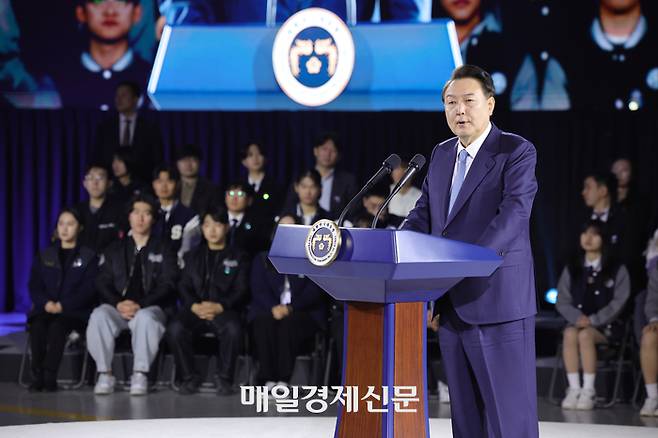 윤석열 대통령이 13일 경남 사천시 한국항공우주산업(KAI) 헬기동에서  열린대한민국 우주산업 클러스터 출범식에서 축사를 하고 있다. [사천 = 이승환 기자]