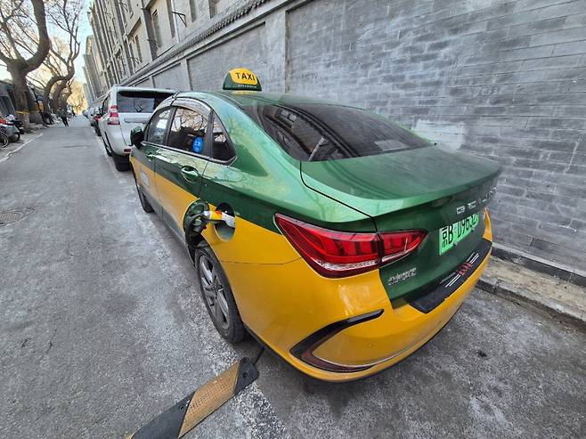 지난 2월 중국 베이징에서 충전 중인 전기차 택시 /사진=정혜인 기자
