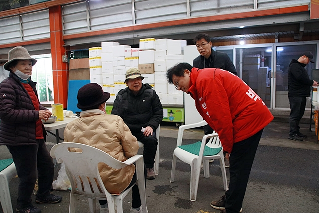 박형수 국민의힘 경북 의성·청송·영덕·울진 국회의원 예비후보가 지난 13일 의성전통시장을 찾아 유권자들에게 인사하고 있다./사진제공=박형수 국민의힘 경북 의성·청송·영덕·울진 국회의원 예비후보 선거사무소