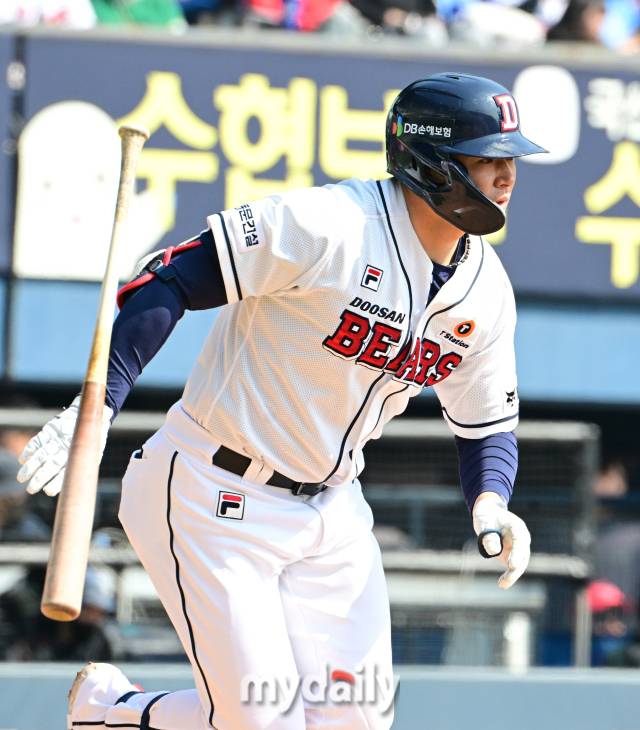 2024년 3월 14일 서울 잠실야구장에서 진행된 '2024 KBO리그 시범경기' 기아-두산의경기.  두산 김재환이 4회말 선두타자로 등장해 안타를 때리고 있다./잠실 = 곽경훈 기자 kphoto@mydaily.co.kr