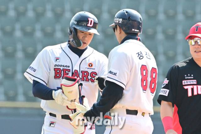 2024년3월14일서울잠실야구장에서진행된'2024KBO리그시범경기'기아-두산의경기. 두산 김재환이 1회말 2사 2루에서 적시타를 때린 뒤 기뻐하고 있다./잠실 = 곽경훈 기자 kphoto@mydaily.co.kr