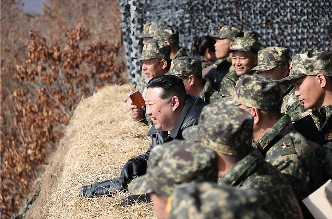 김정은 북한 국무위원장이 새로 공개한 신형 주력 탱크를 직접 몰며 전쟁준비를 다시 한번 강조했다. 북한 노동당 기관지 노동신문은 김 위원장이 전날 ‘조선인민군 땅크(탱크)병 대연합부대간 대항훈련경기’를 지도했다고 14일 보도했다. [평양 노동신문=뉴스1]