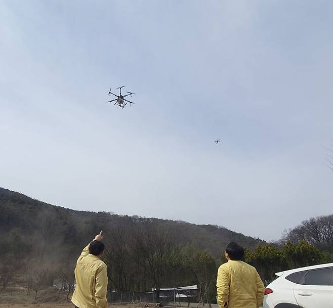 [밀양=뉴시스] 무안면 신생동 돼지 밀집단지에서 드론 방역을 하고 있다. (사진=밀양시 제공) 2024.03.14. photo@newsis.com *재판매 및 DB 금지