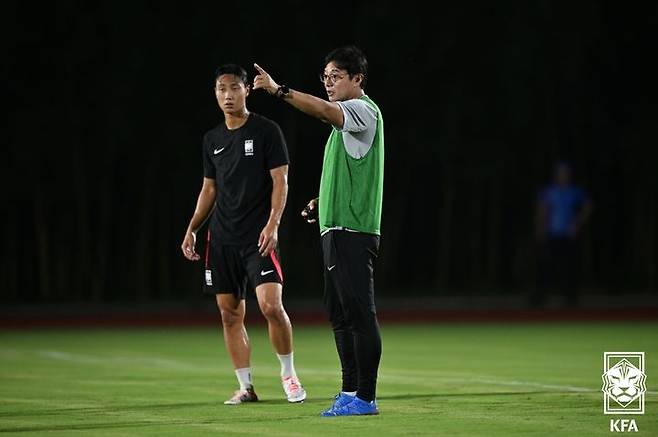 [서울=뉴시스] 한국 아시안게임 대표팀 사령탑인 황선홍 감독(오른쪽)과 주장 백승호가 훈련 중에 대화를 나누고 있다. (사진=대한축구협회 제공) *재판매 및 DB 금지