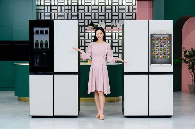 [서울=뉴시스]삼성전자 모델이 비스포크 냉장고 2024년 신제품을 소개하고 있다. (사진 = 삼성전자) 2024.03.14. photo@newsis.com   *재판매 및 DB 금지