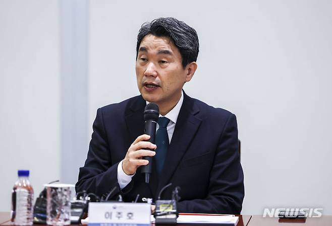 [성남=뉴시스] 정병혁 기자 = 이주호 사회부총리 겸 교육부 장관이 14일 경기 성남시 가천대학교에서 열린 의대 학사 정상화 협조요청 및 증원관련 현장의견 청취를 위한 간담회에서 모두발언을 하고 있다. 2024.03.14. jhope@newsis.com