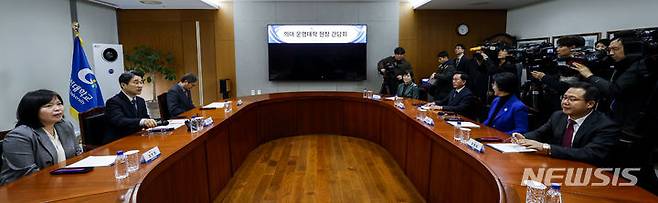 [성남=뉴시스] 정병혁 기자 = 이주호 사회부총리 겸 교육부 장관이 14일 경기 성남시 가천대학교에서 열린 의대 학사 정상화 협조요청 및 증원관련 현장의견 청취를 위한 간담회에서 모두발언을 하고 있다. 2024.03.14. jhope@newsis.com