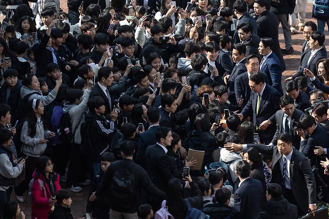 [무안=뉴시스] 윤석열 대통령이 14일 전남 무안군 오룡초등학교를 방문해 학생들과 인사하고 있다. (사진=대통령실 제공) 2024.03.14. photo@newsis.com *재판매 및 DB 금지