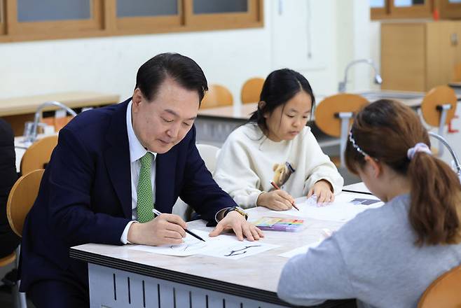 [무안=뉴시스] 윤석열 대통령이 14일 전남 무안군 오룡초등학교를 방문해 늘봄학교 창의미술 프로그램을 참관하고 있다. (사진=대통령실 제공) 2024.03.14. photo@newsis.com *재판매 및 DB 금지