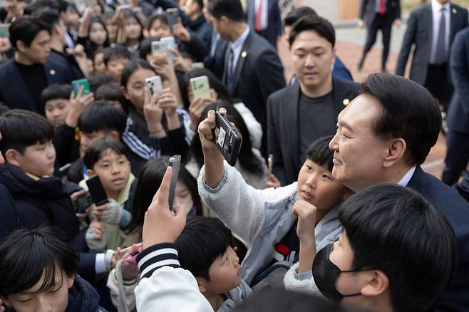 [무안=뉴시스] 윤석열 대통령이 14일 전남 무안군 오룡초등학교를 방문해 늘봄학교 프로그램을 참관한 뒤 학생들과 기념촬영하고 있다. (사진=대통령실 제공) 2024.03.14. photo@newsis.com *재판매 및 DB 금지