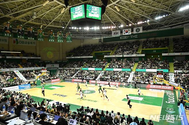 [서울=뉴시스]프로농구 원주 DB 홈구장인 원주종합체육관. (사진=KBL 제공)