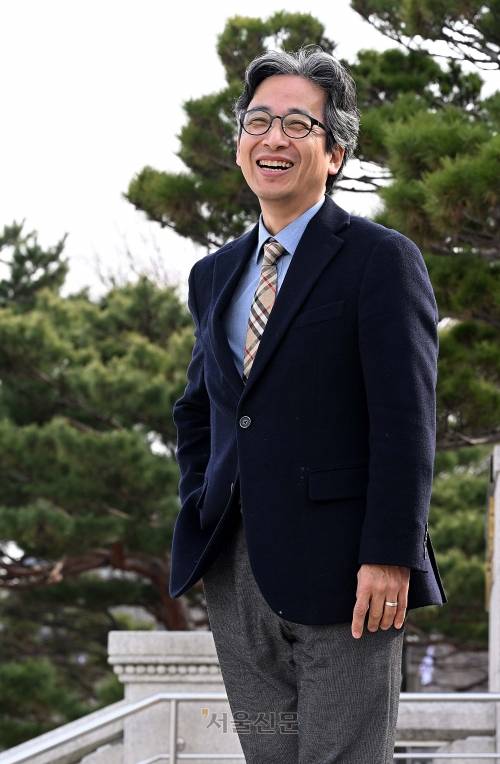 정용재 신임 국립고궁박물관장이 13일 서울 종로구 고궁박물관 경내에서 진행한 서울신문과의 인터뷰에서 내년 20주년을 맞이하는 박물관의 계획 등에 대해 밝히고 있다. 오장환 기자