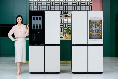 삼성전자 모델이 AI 기능을 강화한 비스포크 냉장고 신제품을 소개하고 있다. 사진제공=삼성전자