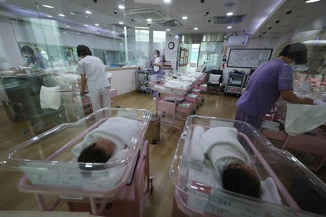 2월28일 서울의 한 산후조리원 신생아실에서 간호사들이 신생아를 돌보고 있다.ⓒ공동취재