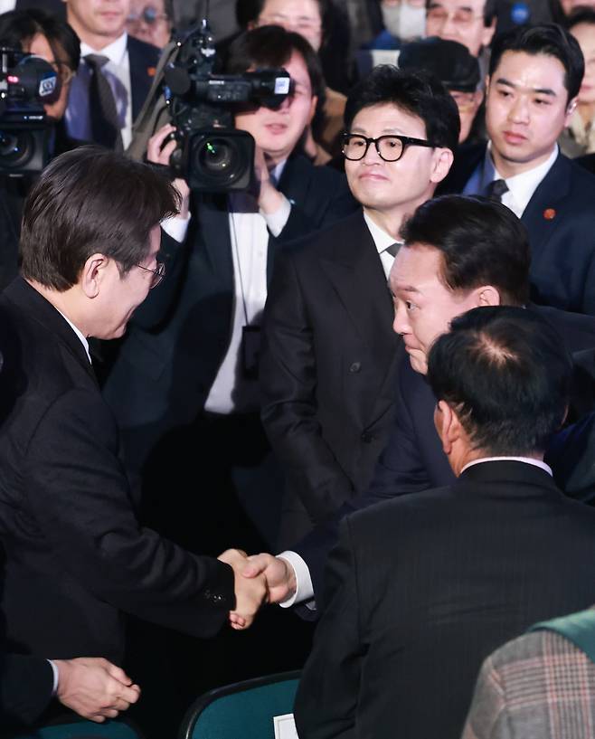 윤석열 대통령이 3월1일 서울 중구 유관순 기념관에서 열린 제105주년 3·1절 기념식을 마친 뒤 행사장을 나서며 더불어민주당 이재명 대표와 인사하고 있다. ⓒ연합뉴스