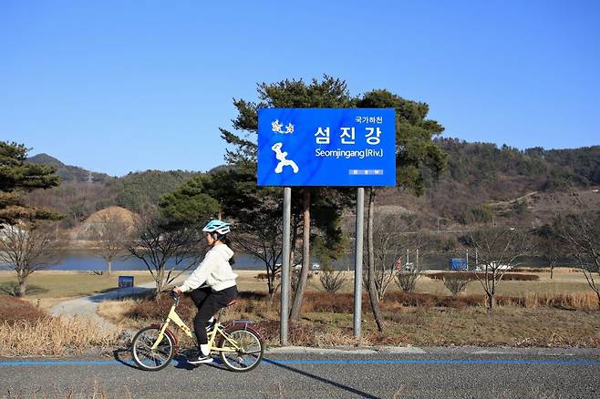 임실에서 광양까지 섬진강을 따라 이어지는 섬진강자전거길. 국토종주자전거길 중 자연미를 가장 잘 살린 코스다. 곳곳에 꽃이 피어 봄철 자전거 여행지로도 인기다. 봄이 시작되는 이맘때 빛을 발하는 곳은 단연 매화마을-배알도수변공원 구간이다. 사진제공|한국관광공사