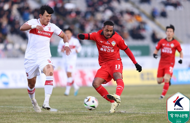 충남아산 주닝요가 지난 9일 아산이순신종합경기장에서 열린 프로축구 2부리그 홈 개막전에서 부천FC 골문을 향해 슈팅을 날리고 있다. 프로축구연맹 제공