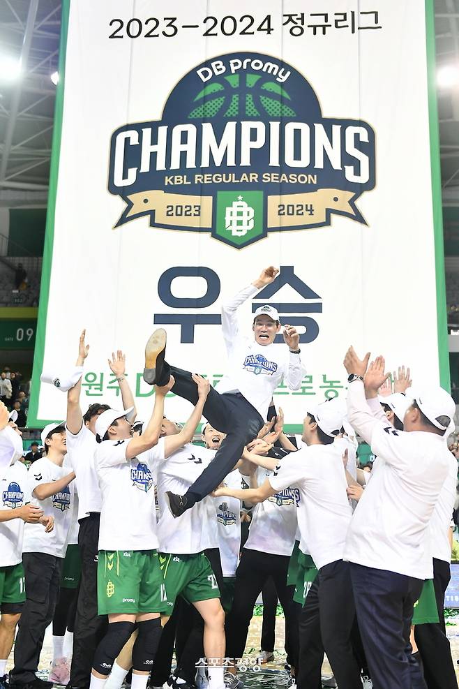 DB 선수들의 헹가래를 받는 김주성 DB 감독(위) | KBL 제공