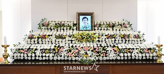27일 서울 종로구 서울대학교병원 장례식장에 마련 故 이선균의 빈소에 영정사진이 놓여 있다. 아내인 전혜진이 상주로 이름을 올렸다. 발인은 29일, 장지는 전북 부안군 선영이다. /사진공동취재단 2023.12.27 /사진=이동훈