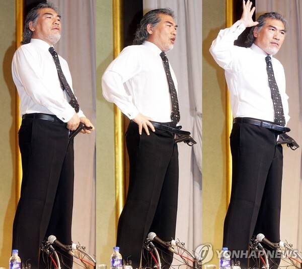 괴소문에 휩싸였던 나훈아가 2008년 공식기자회견장에서 괴소문에 대한 진상을 위해 바지를 벗으려 했다. 사진=연합뉴스
