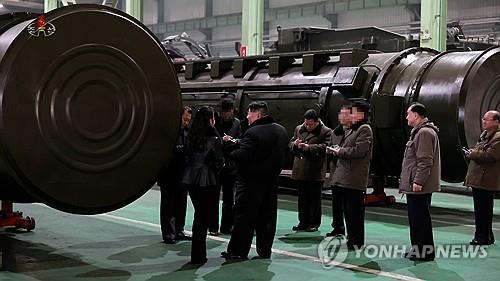 김정은, 딸 주애와 고체연료 ICBM 발사대 생산 공장 시찰  (서울=연합뉴스) 김정은 북한 국무위원장이 '중요군용대차생산공장'을 현지 지도했다고 조선중앙TV가 5일 보도했다. 공장 방문에는 김 위원장 딸 주애와 조춘룡 군수공업부장 등 간부들이 함께 동행했다. 공개된 사진에 신형 고체연료 ICBM 화성-18형 이동식 발사대가 보인다. [조선중앙TV 화면] 2024.1.5 
    [국내에서만 사용가능. 재배포 금지. For Use Only in the Republic of Korea. No Redistribution]
    nkphoto@yna.co.kr