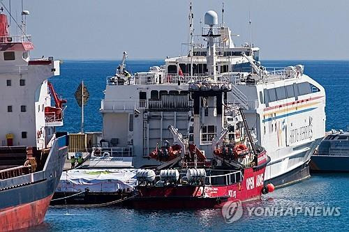 가자지구 구호품을 싣고 키프로스에서 출항하는 구호선 오픈 암스호 [AFP 연합뉴스. 재판매 및 DB 금지]