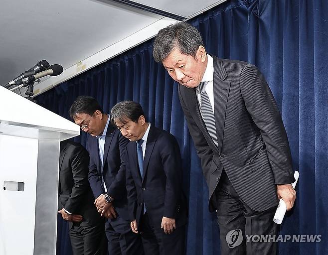 인사하는 정몽규 대한축구협회장 (서울=연합뉴스) 류영석 기자 = 한국 축구 국가대표팀 사안 관련 임원 회의를 마친 정몽규 대한축구협회장이 16일 오후 서울 종로구 축구회관에서 회의 결과를 발표한 뒤 고개 숙여 인사하고 있다. 2024.2.16 ondol@yna.co.kr