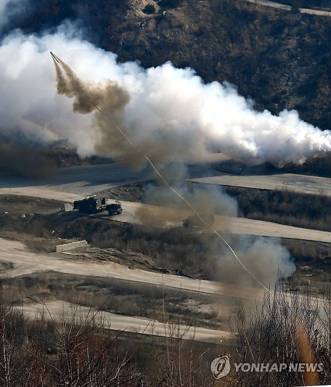 한미연합 통합화력훈련 실시 (포천=연합뉴스) '24 FS/TIGER 일환으로 실시된 한미연합 통합화력훈련이 열린 14일 경기 포천시 승진훈련장에서 육군 수도기계화보병사단과 미2사단으로 구성된 한미 공병부대의 KM9ACE, K1A2 전차가 미클릭 사격으로 복합장애물을 제거하고 통로를 개척하고 있다. 2024.3.14 [사진공동취재단] photo@yna.co.kr