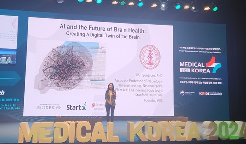 "뇌 질환 치료 방법은" (서울=연합뉴스) 이상서 기자 = 뇌과학자인 이진형 미국 스탠퍼드대 신경학·생명공학과 교수가 14일 오전 서울 강남구 코엑스에서 열린 메디컬 코리아 기조연설에서 뇌 질환 치료에 관해 설명하고 있다. 2024.3.14 shlamazel@yna.co.kr (끝)