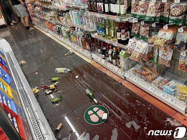 도쿄 편의점에 진열된 상품들이 지진으로 인해 파손된 모습. ⓒ AFP=뉴스1 ⓒ News1 신윤하 기자