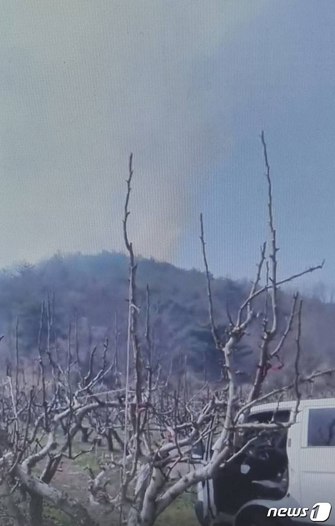 15일 오후 1시쯤 경북 영덕군 병곡면 각리리 야산에서 불이 나 출동한 소방헬기가 불을 끄고 있다. (산림청 제공) 2024.3.15/뉴스1