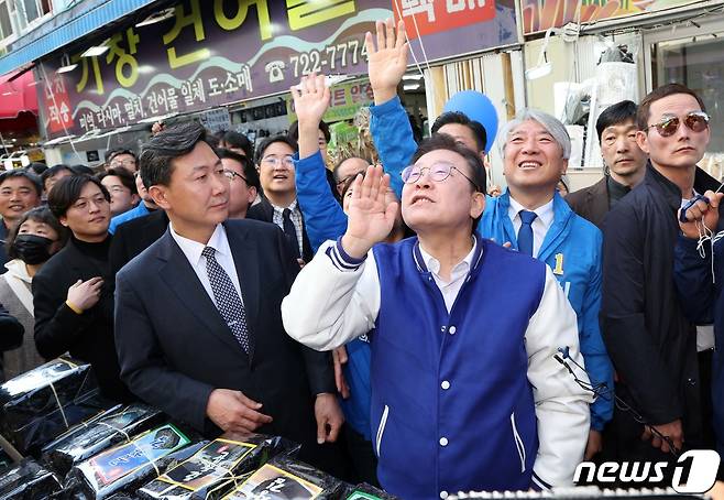 이재명 더불어민주당 대표가 15일 오후 부산 기장군 기장시장에서 시민들에게 인사하고 있다. (공동취재) 2024.3.15/뉴스1 ⓒ News1 윤일지 기자