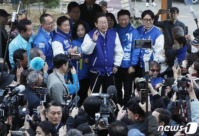 이재명 더불어민주당 대표가 15일 울산 남구 수암시장을 방문해 시민들에게 인사말을 하고 있다. 2024.3.15/뉴스1 ⓒ News1 김지혜 기자