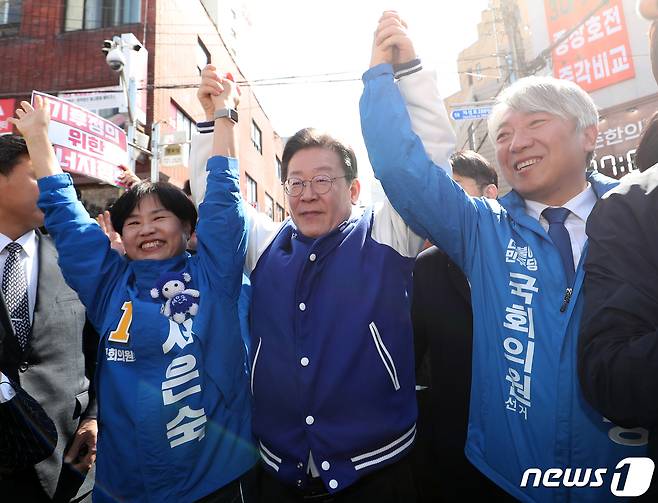 이재명 더불어민주당 대표가 15일 오후 부산 기장군 기장시장에서 부산지역 후보들과 시민들에게 인사를 하고 있다. 2024.3.15/뉴스1 ⓒ News1 윤일지 기자