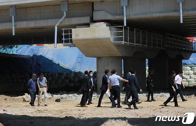 검찰수사본부와 전문수사자문위원 등이 지난해 8월 충북 청주시 미호천교에서 오송 지하차도 참사 원인으로 지목된 임시제방을 살펴보고 있다. ⓒ News1 김용빈 기자