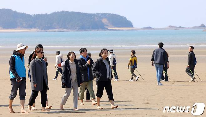 장미란 문화체육관광부 제2차관이 15일 ‘3월엔 여기로: 여행가는 달, 기차로 떠나는 로컬여행’ 프로그램을 이용해 충남 태안을 찾아 신두리 해수욕장에서 맨발 걷기(어씽)을 체험하고 있다. 맨발 걷기(어씽)는 지구(earth)의 땅을 직접 밟는다는 의미로 스트래스 감소와 운동성 증가 등의 효과가 있어 황톳길, 등산로, 해안가 등에서 최근 유행하고 있는 활동이다.(문체부 제공)